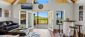 Tennessee Whiskey Cabin- Lake and Mtn Views, Covered Deck, Game Room, Pool Table, BBQ, Pets