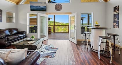 Tennessee Whiskey Cabin- Lake and Mtn Views, Covered Deck, Game Room, Pool Table, BBQ, Pets