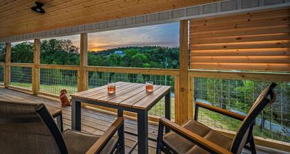 Tennessee Whiskey Cabin- Lake and Mtn Views, Covered Deck, Game Room, Pool Table, BBQ, Pets