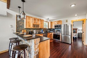 Een koelkast, een magnetron, een oven, een kookplaat