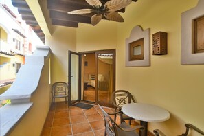Outdoor dining - Mission Gate 3B, 2-bedroom condo by Island House Vacation Rentals (West Bay)