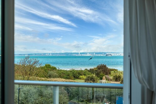 Harbour Strand - sleeps 6 guests  in 3 bedrooms