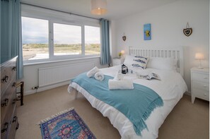 3 bedrooms, bed sheets - Harbour Strand - sleeps 6 guests  in 3 bedrooms (Bembridge)