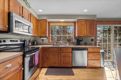Lakeside Somers Basecamp for Adventure! 2 bed, 2 bath, huge deck and lake views!