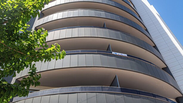 Un edificio moderno con numerosi balconi e ampie finestre.
