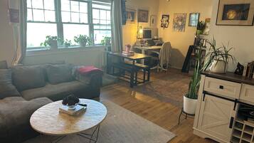 Smart TV, chimenea, monitor de computadora y impresora