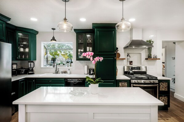 Micro-ondes, four, plaque de cuisson, lave-vaisselle