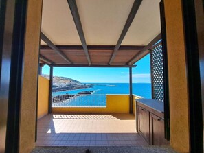 A balcony with a view of the sea and a distant island. - Casa Marina di Castelsardo (Castelsardo)