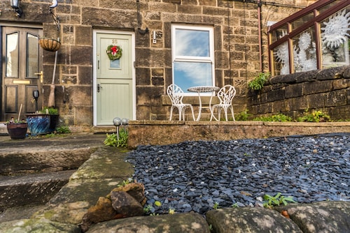 Hillside Cottage in Matlock, No Deposit