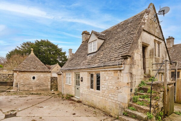 Cottage | Exterior - Cottage in Painswick Near Cotswold Way (Stroud)