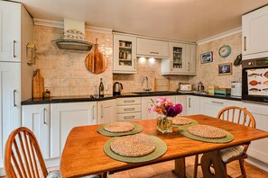 Cottage | Private kitchen - Cottage in Kingsand With Sea Views (Torpoint)