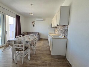 Apartment, 1 Bedroom, Smoking, Patio | Dining room