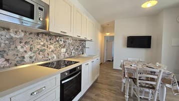 Apartment, 1 Bedroom, Smoking, Patio | Dining room