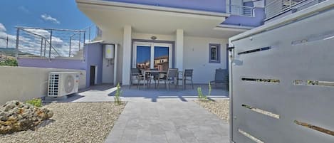 Apartment, 1 Bedroom, Smoking, Patio | Outdoor dining
