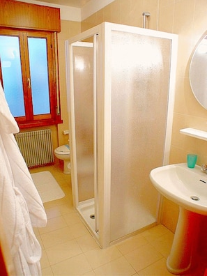 Apartment, 2 Schlafzimmer, Balkon | Badezimmer