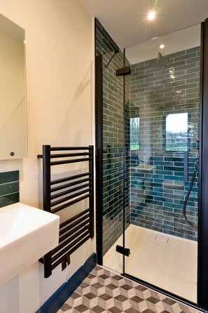 Cottage | Bathroom | Bathtub - Cottage in Cotswolds With Hot Tub & Views (Cheltenham)