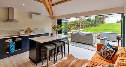 Cottage in Cotswolds With Hot Tub & Views