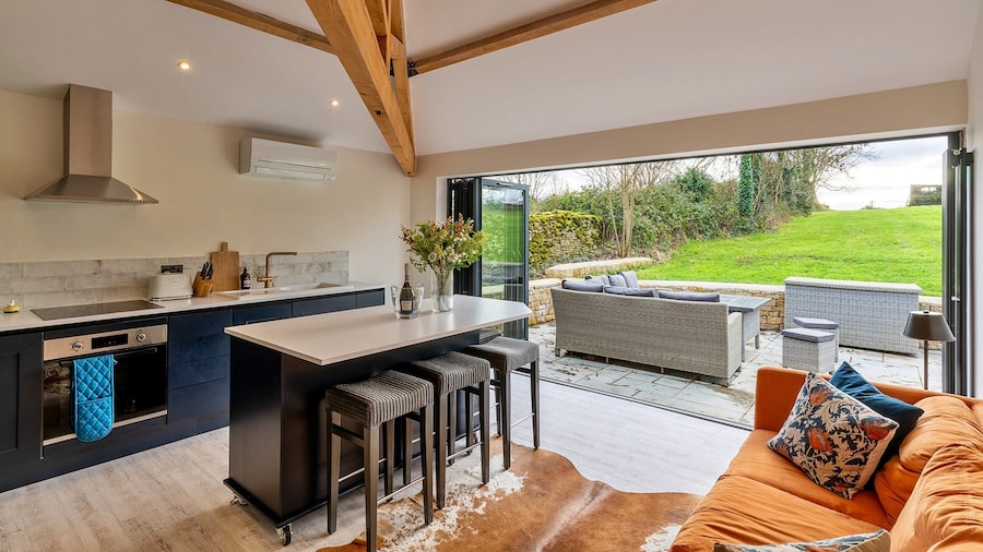 Cottage in Cotswolds With Hot Tub & Views