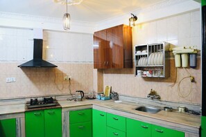 Jääkaappi, mikroaaltouuni, liesi, kahvin-/teenkeitin