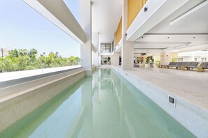 Inomhuspool och utomhuspool