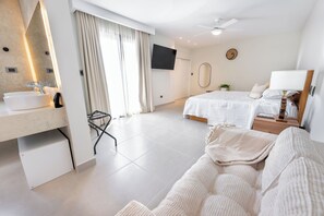 Safe på rommet, strykejern/-brett, wi-fi (inkludert) og sengetøy