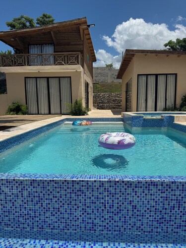 VILLAS LAS INDIGENAS
Spacious 6-bedroom Villa with Private  Pool and WiFi
