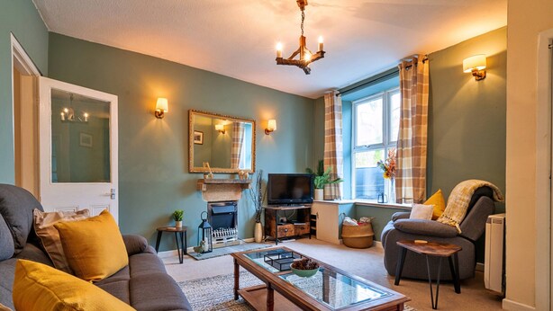 Cottage | Living room - Cottage in Peak District Near Chatsworth House (Buxton)