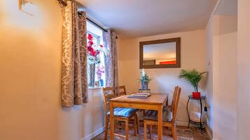 Cottage | Dining