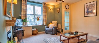 Cottage in Heart of Tideswell, No Deposit