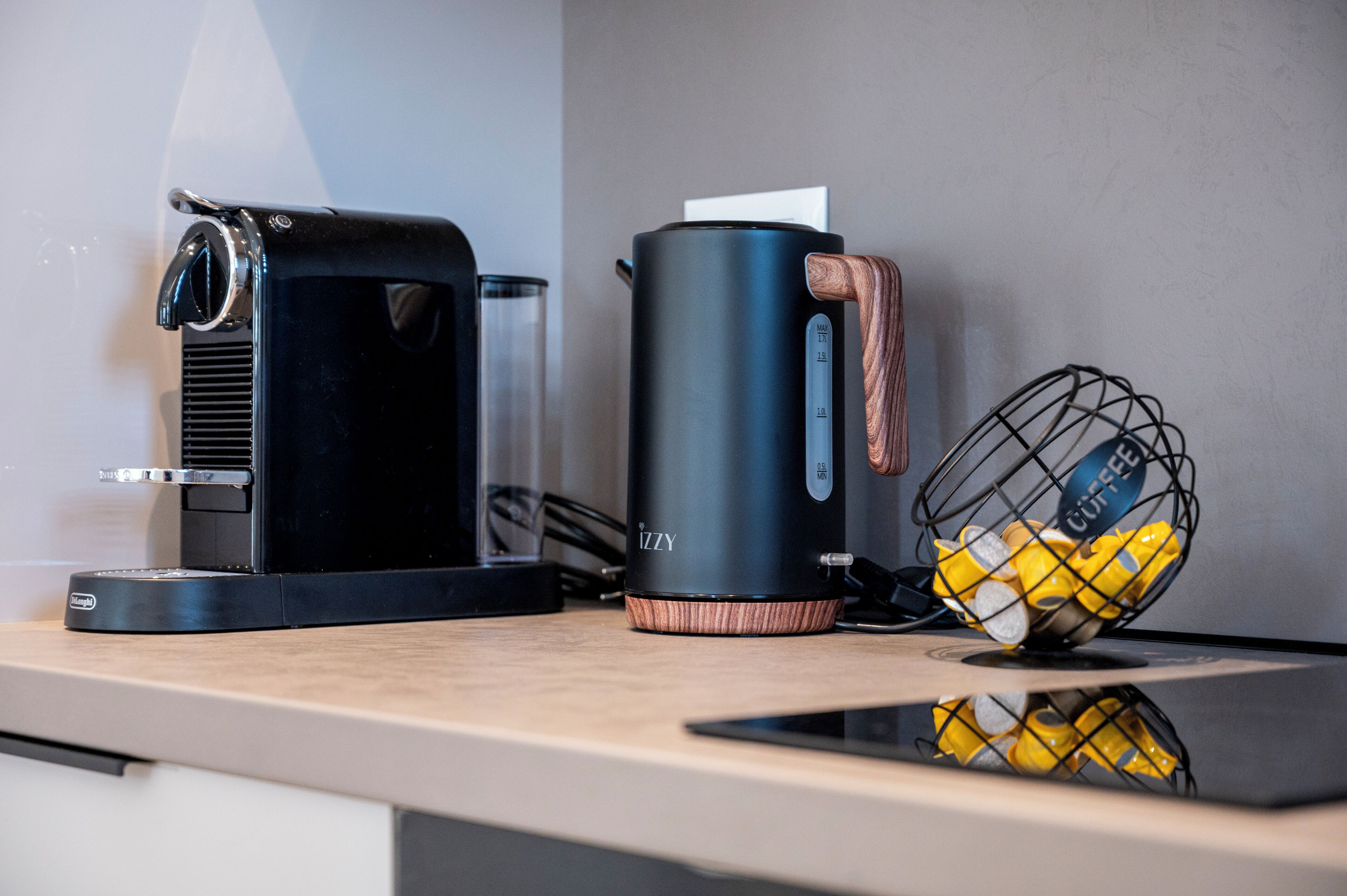 Eine Küchenarbeitsfläche mit Kaffeemaschine, Wasserkocher und Kaffeefilter.