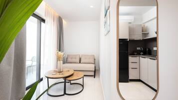 Departamento junior, balcón, vista al jardín | Área de sala de estar | Smart TV