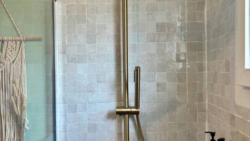 Sèche-cheveux, serviettes fournies, savon, shampoing
