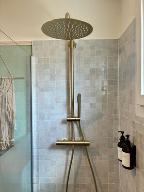 Haartrockner, Handtücher, Seife, Shampoo