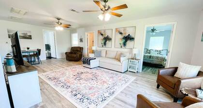 Lakeshore Retreat -kayaks, bikes, fishing poles
