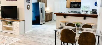 Lakeshore Retreat -kayaks, bikes, fishing poles