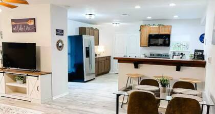 Lakeshore Retreat -kayaks, bikes, fishing poles