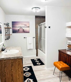 Hair dryer, towels, soap, toilet paper - Lakeshore Retreat -kayaks, bikes, fishing poles (Nevada)