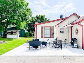 Outdoor dining - Lakeshore Retreat -kayaks, bikes, fishing poles (Nevada)