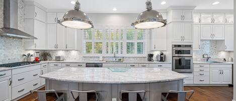 冷蔵庫、電子レンジ、オーブン、コンロ