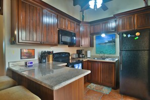 Køleskab, mikrobølgeovn, ovn, kogeplade