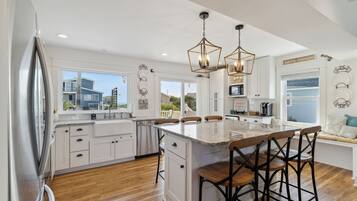 Kühlschrank, Mikrowelle, Ofen, Geschirrspüler