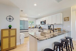 Geladeira, micro-ondas, fogão, cooktop