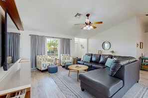 TV, videogames, DVD player, livros