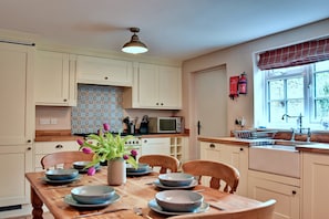 Cottage | Dining