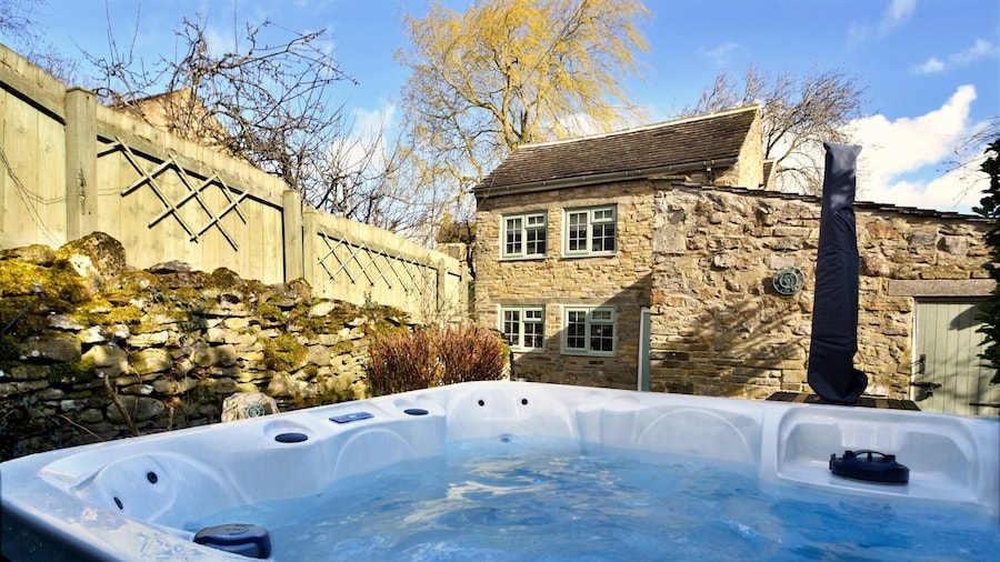 Cottage in Bellerby With Private Hot Tub