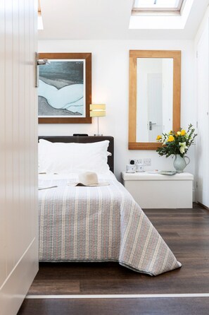 3 bedrooms, individually furnished, iron/ironing board - Lighthouse With Sea-views in Cumbria, No Deposit (Barrow-in-Furness)