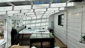 Eine moderne Küche mit Kochinsel, Barhocker und Whirlpool.