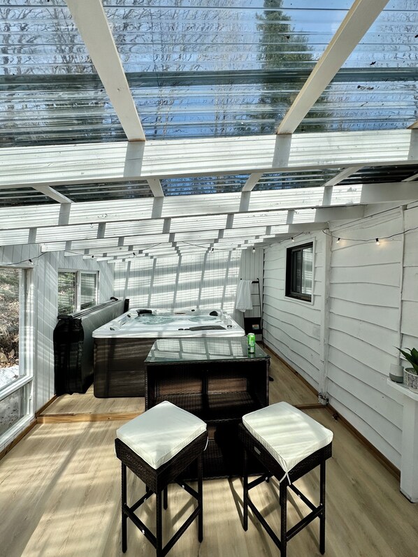 A modern kitchen with a central island, bar stools, and a hot tub. - 'Away' in Haliburton~ hottub, kayaks, hygge living (Haliburton)