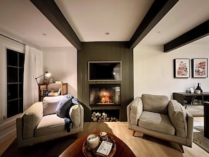 Smart TV, chimenea, videojuegos, mesa de ping pong