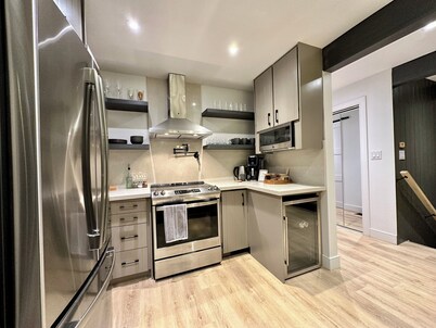 'Away' in Haliburton~ hottub, kayaks, hygge living